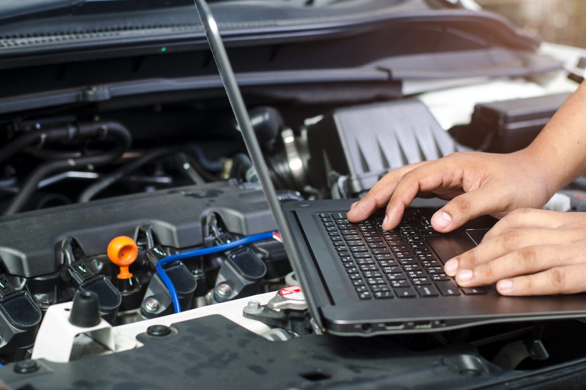 Diagnosi elettronica con computer collegato al motore di un'auto a Cremona